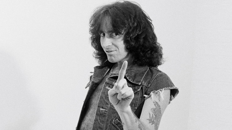 LONDON -  1st AUGUST: Singer Bon Scott from Australian rock band AC/DC posed in a studio in London in August 1979. (Photo by Fin Costello/Redferns)