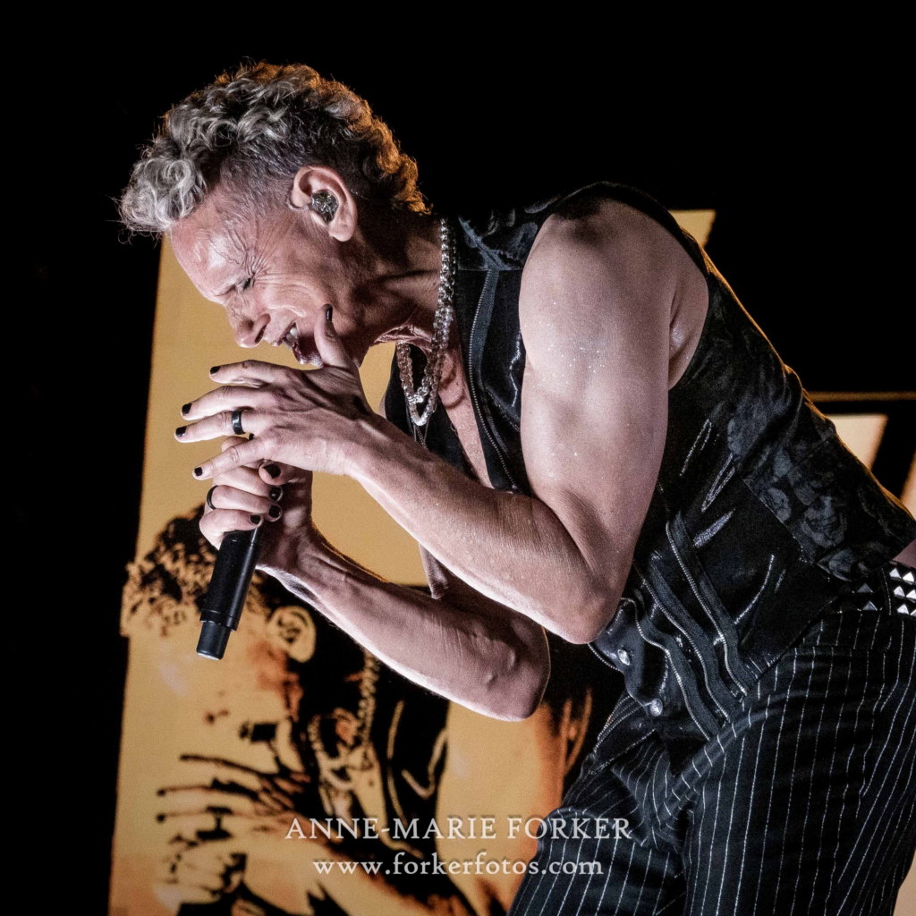 Depeche Mode Pay Tribute To Andy Fletcher During Stunning 'Memento Mori'  Stop In Chicago